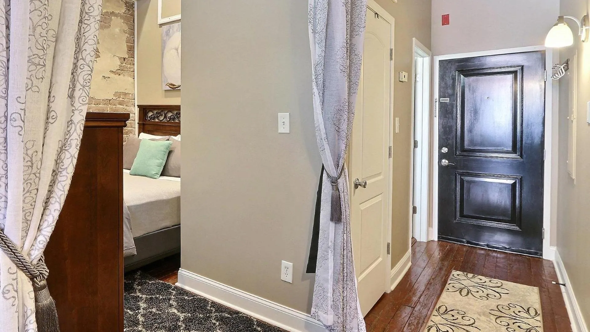 Broughton Hideaway Apartment Savannah